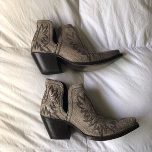 Ariat Dixon crackle White size 9.5